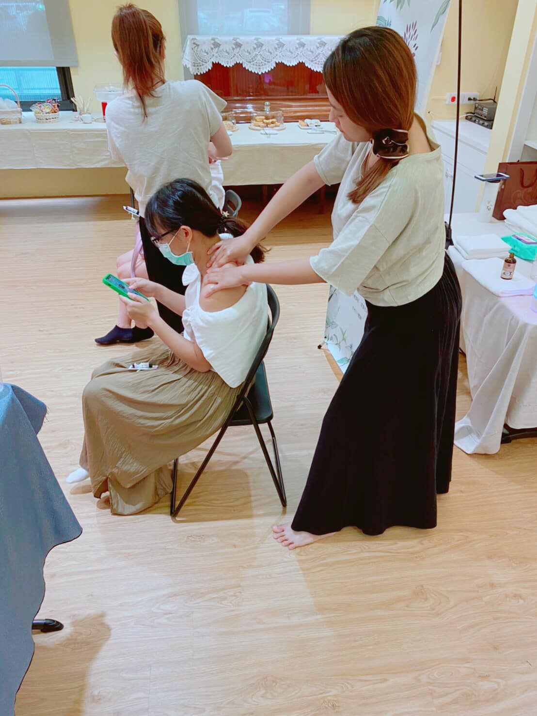 【講座紀錄】2020年八月|高雄伊布音樂小學院 | 父親節芳療活動、肩頸放鬆按摩 【講座紀錄】2020年八月|高雄伊布音樂小學院 | 父親節芳療活動、肩頸放鬆按摩
